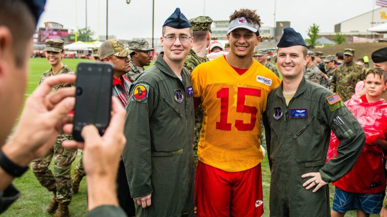 Members of the 139th Airlift Wing, Missouri Air National Guard pose with Patrick Mahomes on 08/14/19