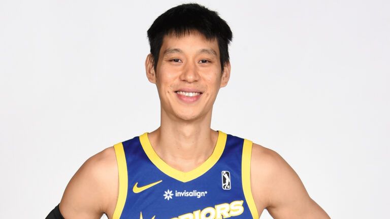 Jeremy Lin smiling and talking about where to pray